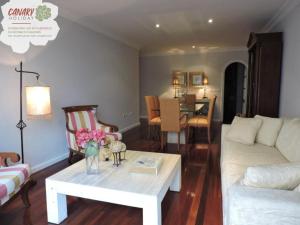 salon z kanapą i stołem w obiekcie Casa Rakel, apartamento en el centro de Los Llanos w mieście Los Llanos de Aridane