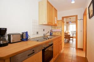 Kuchyň nebo kuchyňský kout v ubytování Feriengut zum Fürst`n mit Außenwhirlpool und Sauna + 37 fotografií