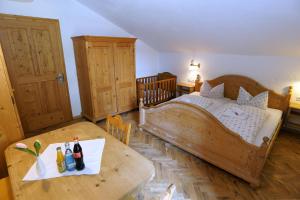 Postel nebo postele na pokoji v ubytování Feriengut zum Fürst`n mit Außenwhirlpool und Sauna