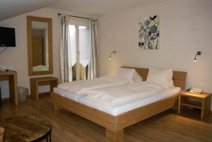 Ein Bett oder Betten in einem Zimmer der Unterkunft Hotel Bad Schwarzsee