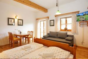 Posezení v ubytování Feriengut zum Fürst`n mit Außenwhirlpool und Sauna