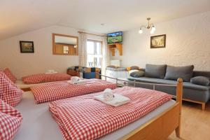 Postel nebo postele na pokoji v ubytování Feriengut zum Fürst`n mit Außenwhirlpool und Sauna