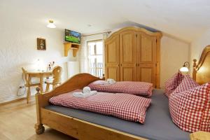 Postel nebo postele na pokoji v ubytování Feriengut zum Fürst`n mit Außenwhirlpool und Sauna