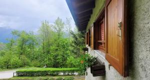 ein Fenster eines Gebäudes mit Gartenblick in der Unterkunft Charming Mountain Hut on Grigna Mountain - Como Lake in Pasturo