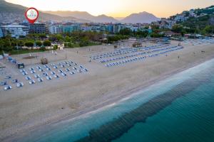 Una vista aérea de una playa con sombrillas y el océano. en Kahya Hotel, en Alanya
