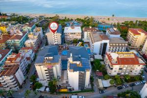 una vista aérea de una ciudad con edificios en Kahya Hotel, en Alanya