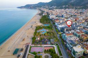 una vista aérea de una playa y el océano en Kahya Hotel, en Alanya 46 fotos más