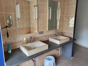 ein Badezimmer mit 2 Waschbecken und einem Spiegel in der Unterkunft Les Pieds a La Grande Place in Brüssel