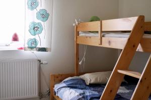 1 dormitorio con 2 literas en una habitación en Charming holiday apartment on a rural farm outside Laholm, en Laholm