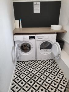 lavadora y secadora en suelo de baldosa blanco y negro en Accommodation Fifty-Nine, en Blackpool