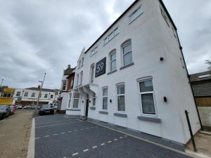 un edificio blanco al costado de una calle en Mode St Chads, en Blackpool