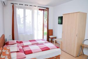 Posteľ alebo postele v izbe v ubytovaní SovaApartman