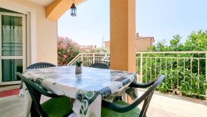 - une table et des chaises sur une terrasse couverte avec vue sur un balcon dans l'établissement Mark, à Novigrad