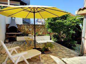 Ein Patio oder anderer Außenbereich in der Unterkunft Villa Grande Vista - Lovely Apartment with Private spacious lush mediterranean patio and Sea view