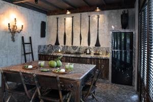 タバナンにあるPryaniki Villa Tabananのキッチン(木製テーブル、食べ物付)