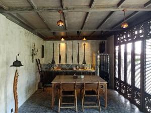 cocina con mesa de madera en una habitación en Beach walk villa Pryaniki en Tabanan