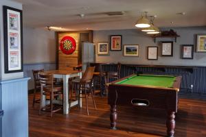 um quarto com uma mesa de bilhar e um bar em Farmhouse Innlodge by Greene King Inns em Portsmouth
