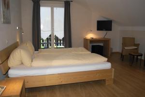 Ein Bett oder Betten in einem Zimmer der Unterkunft Hotel Bad Schwarzsee