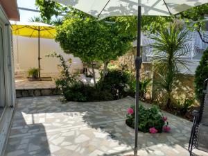 Ein Garten an der Unterkunft Villa Grande Vista - Lovely Apartment with Private spacious lush mediterranean patio and Sea view