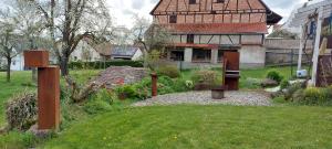 a garden in front of a house with a building at Gemütliche Ferienwohnung am Schwarzwaldrand in Jettingen