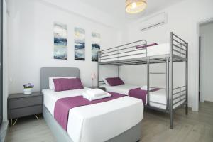 een slaapkamer met 2 bedden en een stapelbed bij Villa Amity in Protaras +35 foto's