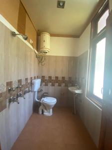 ein Badezimmer mit Toilette und Waschbecken in der Unterkunft SAIRRA - Hotel & Restaurant in Manali + 47 Fotos