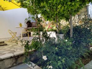 Ein Garten an der Unterkunft Villa Grande Vista - Lovely Apartment with Private spacious lush mediterranean patio and Sea view