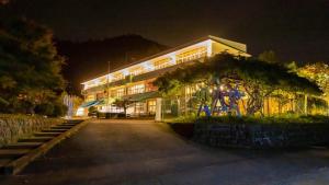 duży budynek z oświetlonym budynkiem w nocy w obiekcie Ｎasu Utopia Minosawa Art Village w mieście Nasu
