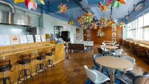 restauracja ze stołami i krzesłami w pokoju w obiekcie Ｎasu Utopia Minosawa Art Village w mieście Nasu
