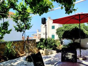 Ein Garten an der Unterkunft Villa Grande Vista - Lovely Apartment with Private spacious lush mediterranean patio and Sea view