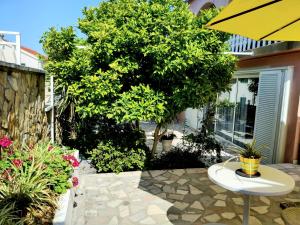 Ein Garten an der Unterkunft Villa Grande Vista - Lovely Apartment with Private spacious lush mediterranean patio and Sea view