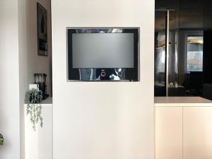 Televízia a/alebo spoločenská miestnosť v ubytovaní CHILLIapartamenty- STUDIO