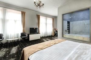 TV a/nebo společenská místnost v ubytování Palace Bulevard Inn