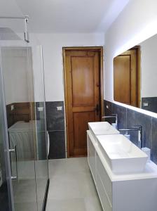 y baño con 2 lavabos y ducha. en The Family Stone House Dolomiti Cortina en Venas