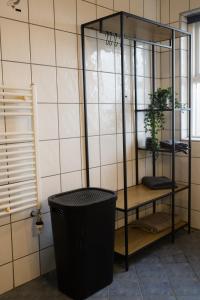 un cubo de basura negro en una habitación con un estante en Guesthouse Helluland en Þingeyjarsveit