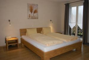 Ein Bett oder Betten in einem Zimmer der Unterkunft Hotel Bad Schwarzsee