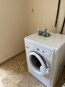 eine Waschmaschine mit einer Schüssel darüber in der Unterkunft SunSet Apartments 4,5,6 in Belek