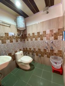 ein Badezimmer mit Toilette und Waschbecken in der Unterkunft SAIRRA - Hotel & Restaurant in Manali