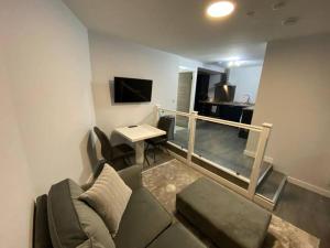 ein Wohnzimmer mit einem Sofa und einem Tisch in der Unterkunft Modern Apartment - Wick Harbour in Wick