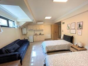 - un salon avec deux lits et un canapé dans l'établissement ZMF Pansiyon, à Istanbul