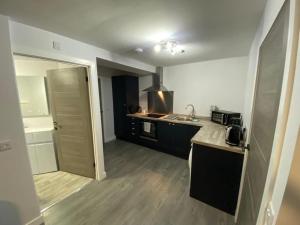 eine Küche mit einer Spüle und einer Arbeitsplatte in der Unterkunft Modern Apartment - Wick Harbour in Wick