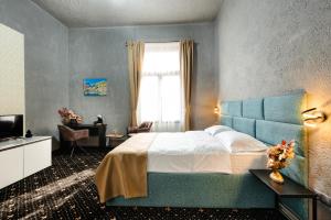 a bedroom with a large bed and a window at Palace Bulevard Inn in Cluj-Napoca