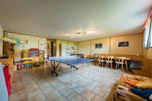 una sala de estar con mesa de ping pong. en Bauernhof Ferienwohnungen Sennhof en Weerberg