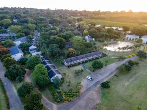 een uitzicht over een park met een gebouw en bomen bij ANEW Resort White River Mbombela in White River