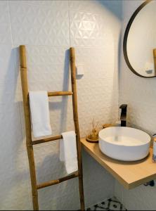 ein Bad mit einem Waschbecken und einem Spiegel in der Unterkunft Mimosa House in Gythio