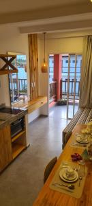 eine Küche und ein Esszimmer mit einem Tisch und Stühlen in der Unterkunft Casa Gostoso Mar in São Miguel do Gostoso