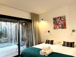 Un dormitorio con una cama con toallas. en Les Lofts de Sainte-Lucie-de-Porto-Vecchio, en Sainte-Lucie de Porto-Vecchio 85 fotos más