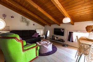 a living room with a couch and a tv at Residenza a schiera vista lago Feriolo in Feriolo