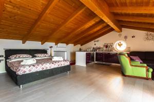 a large bedroom with a bed and a kitchen at Residenza a schiera vista lago Feriolo in Feriolo