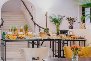 - une table avec de la nourriture dans une pièce avec des escaliers dans l'établissement Mamaison Le Regina Boutique Hotel, à Varsovie